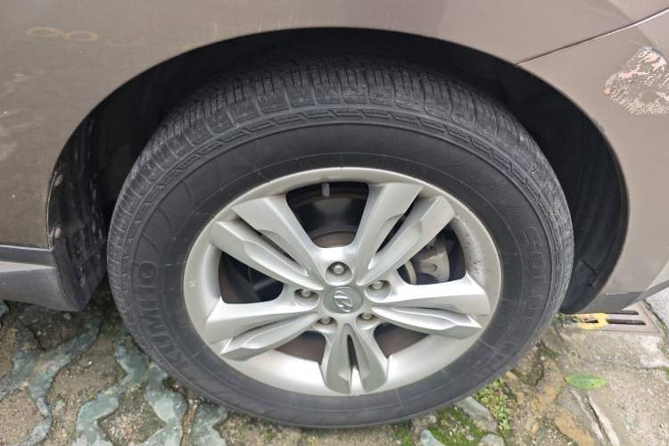 Used Hyundai ix35 2012 2.0L Automatic Two-Wheel Drive Elite Edition GLS Right Front Wheel Hub