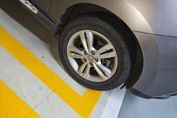Used Hyundai ix35 2012 2.0L Automatic Two-Wheel Drive Elite Edition GLS Right Front Wheel Hub