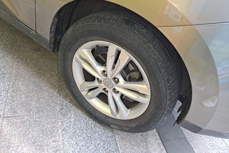 Used Hyundai ix35 2012 2.0L Automatic Two-Wheel Drive Elite Edition GLS Right Front Wheel Hub