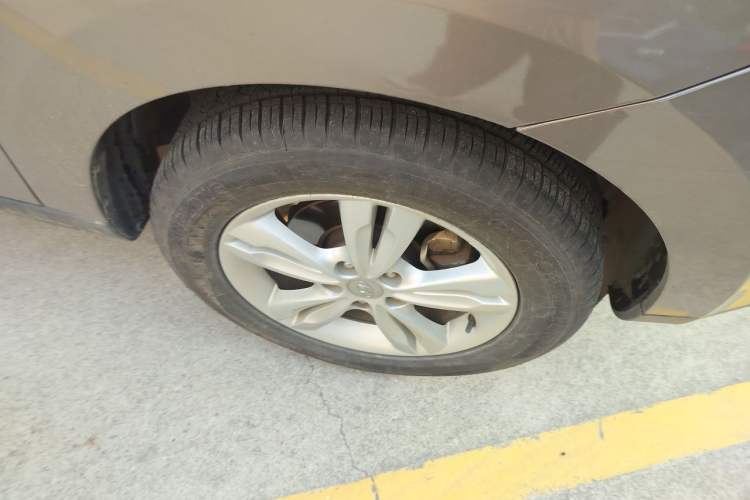 Used Hyundai ix35 2012 2.0L Automatic Two-Wheel Drive Elite Edition GLS Right Front Wheel Hub