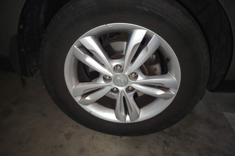 Used Hyundai ix35 2012 2.0L Automatic Two-Wheel Drive Elite Edition GLS Right Front Wheel Hub