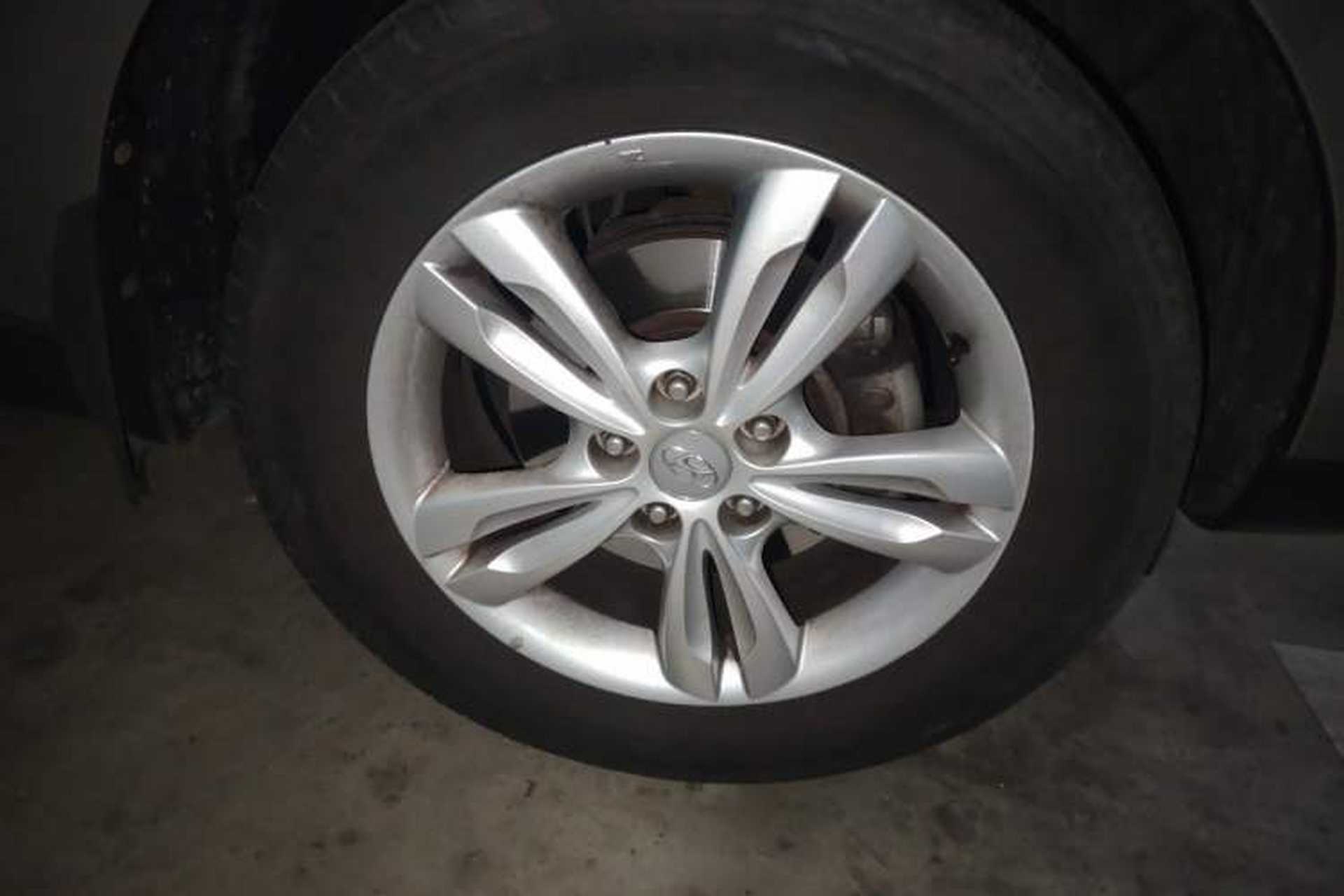 Used Hyundai ix35 2012 2.0L Automatic Two-Wheel Drive Elite Edition GLS Right Front Wheel Hub