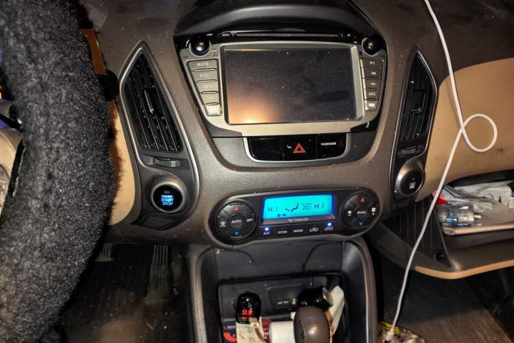 Used Hyundai ix35 2012 2.0L Automatic Two-Wheel Drive Elite Edition GLS Audio And AC Panel