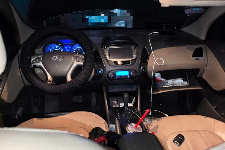 Used Hyundai ix35 2012 2.0L Automatic Two-Wheel Drive Elite Edition GLS Center Console
