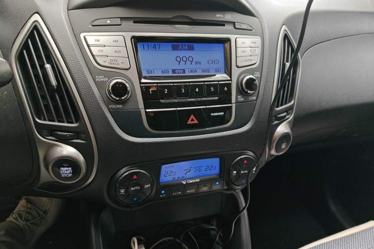 Used Hyundai ix35 2012 2.0L Automatic Two-Wheel Drive Elite Edition GLS Audio And AC Panel