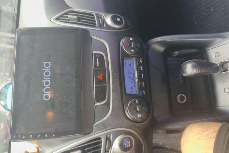 Used Hyundai ix35 2012 2.0L Automatic Two-Wheel Drive Elite Edition GLS Audio And AC Panel