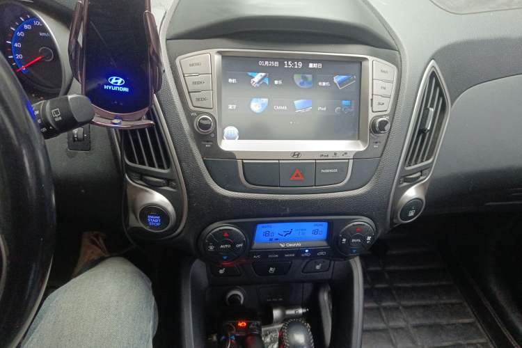 Used Hyundai ix35 2012 2.0L Automatic Two-Wheel Drive Elite Edition GLS Audio And AC Panel