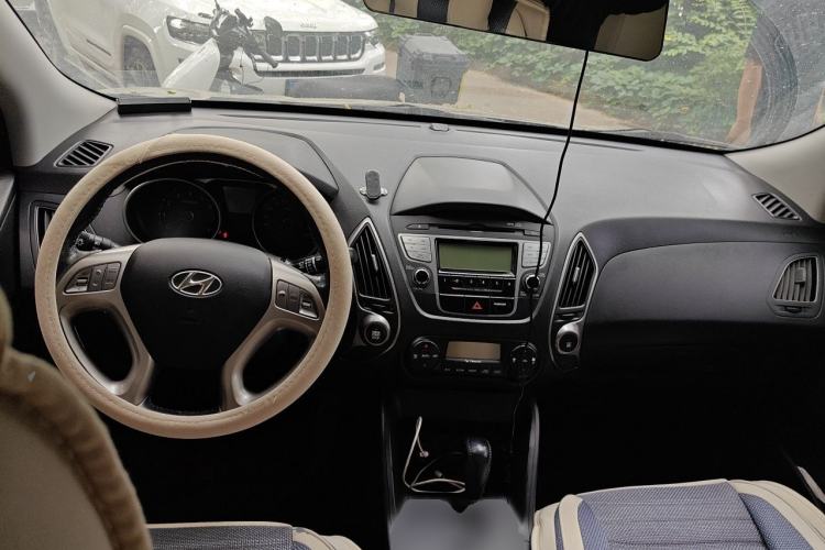 Used Hyundai ix35 2012 2.0L Automatic Two-Wheel Drive Elite Edition GLS Center Console