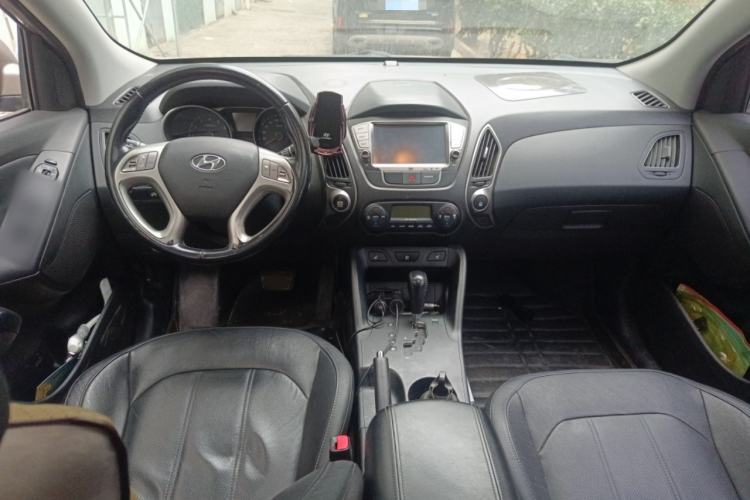 Used Hyundai ix35 2012 2.0L Automatic Two-Wheel Drive Elite Edition GLS Center Console