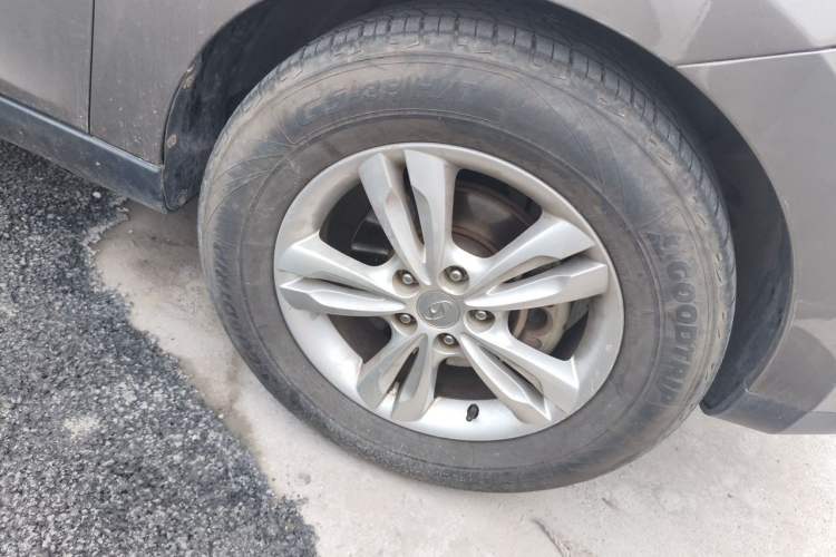 Used Hyundai ix35 2012 2.0L Automatic Two-Wheel Drive Elite Edition GLS Right Front Wheel Hub