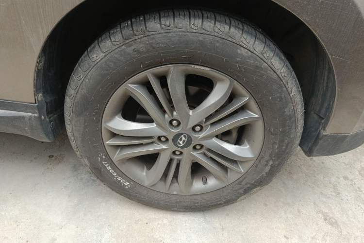 Used Hyundai ix35 2012 2.0L Automatic Two-Wheel Drive Elite Edition GLS Right Front Wheel Hub