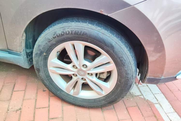 Used Hyundai ix35 2012 2.0L Automatic Two-Wheel Drive Elite Edition GLS Right Front Wheel Hub