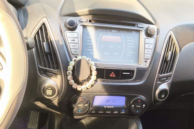 Used Hyundai ix35 2012 2.0L Automatic Two-Wheel Drive Elite Edition GLS Audio And AC Panel