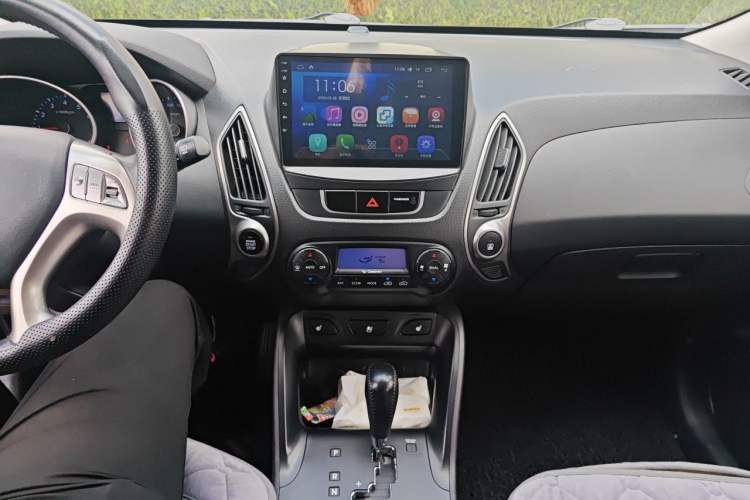 Used Hyundai ix35 2012 2.0L Automatic Two-Wheel Drive Elite Edition GLS Audio And AC Panel
