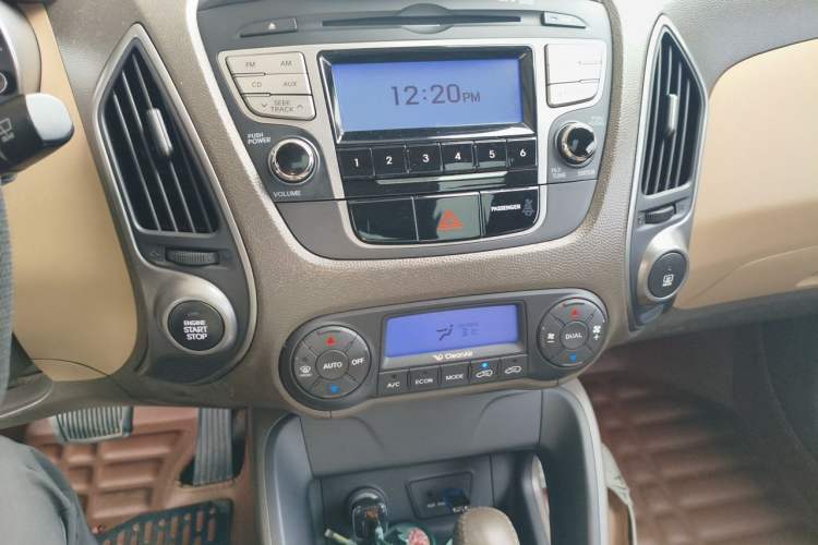 Used Hyundai ix35 2012 2.0L Automatic Two-Wheel Drive Elite Edition GLS Audio And AC Panel