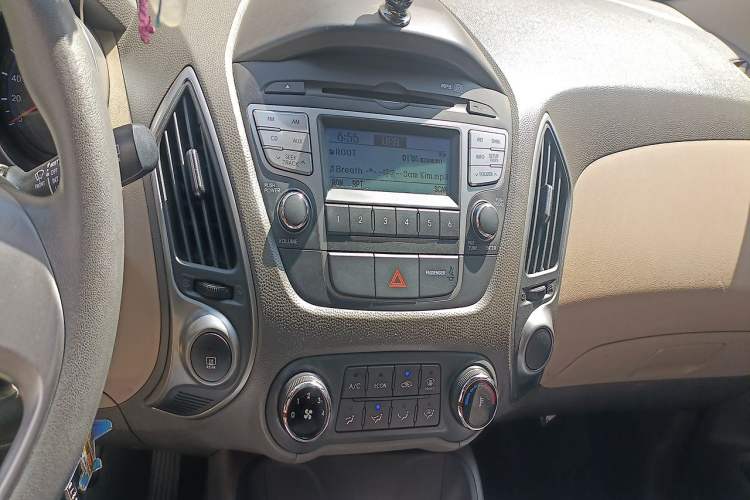 Used Hyundai ix35 2012 2.0L Automatic Two-Wheel Drive New Edition GL Audio And AC Panel