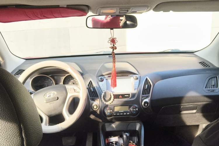 Used Hyundai ix35 2012 2.0L Automatic Two-Wheel Drive Elite Edition GLS Center Console