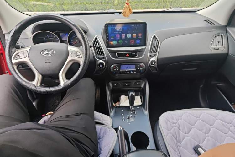 Used Hyundai ix35 2012 2.0L Automatic Two-Wheel Drive Elite Edition GLS Center Console