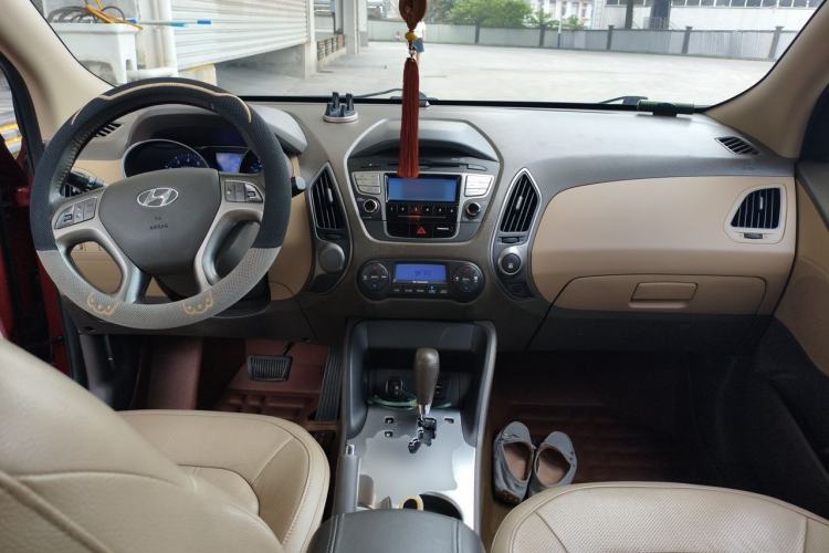 Used Hyundai ix35 2012 2.0L Automatic Two-Wheel Drive Elite Edition GLS Center Console