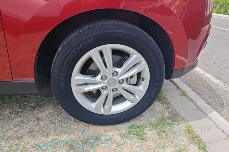 Used Hyundai ix35 2012 2.0L Automatic Two-Wheel Drive Elite Edition GLS Right Front Wheel Hub
