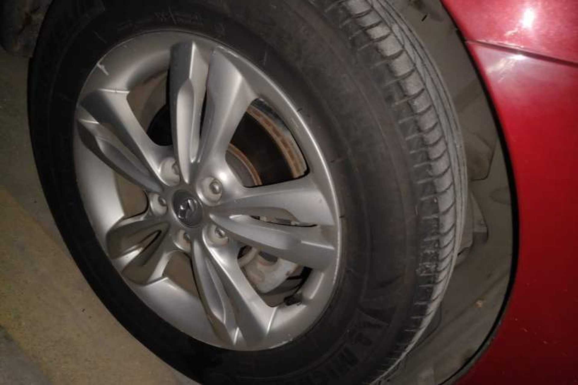 Used Hyundai ix35 2012 2.0L Automatic Two-Wheel Drive Elite Edition GLS Right Front Wheel Hub