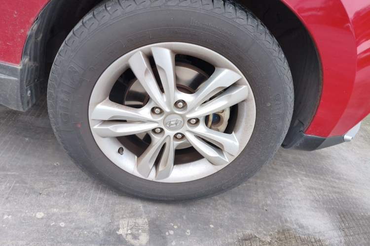 Used Hyundai ix35 2012 2.0L Automatic Two-Wheel Drive Elite Edition GLS Right Front Wheel Hub