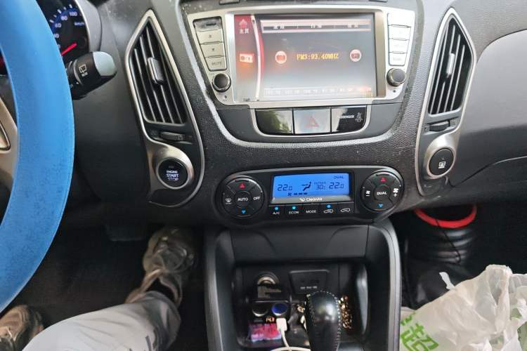 Used Hyundai ix35 2012 2.0L Automatic Two-Wheel Drive Elite Edition GLS Audio And AC Panel