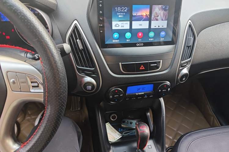 Used Hyundai ix35 2012 2.0L Automatic 4x4 Prestige Edition GLS Audio And AC Panel