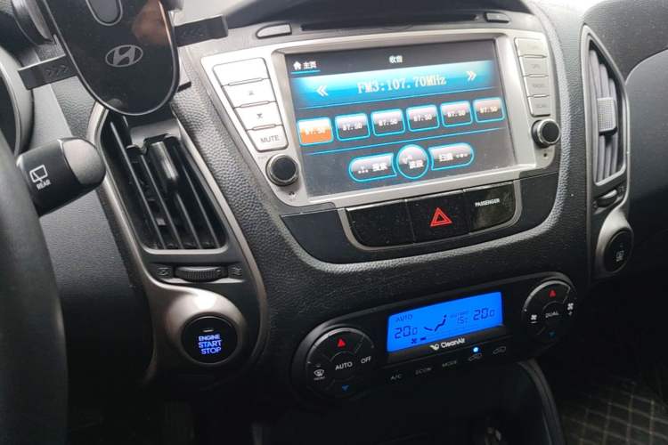 Used Hyundai ix35 2012 2.0L Automatic Two-Wheel Drive Elite Edition GLS Audio And AC Panel
