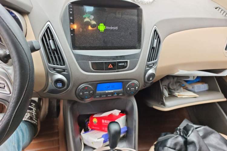 Used Hyundai ix35 2012 2.0L Automatic Two-Wheel Drive Elite Edition GLS Audio And AC Panel