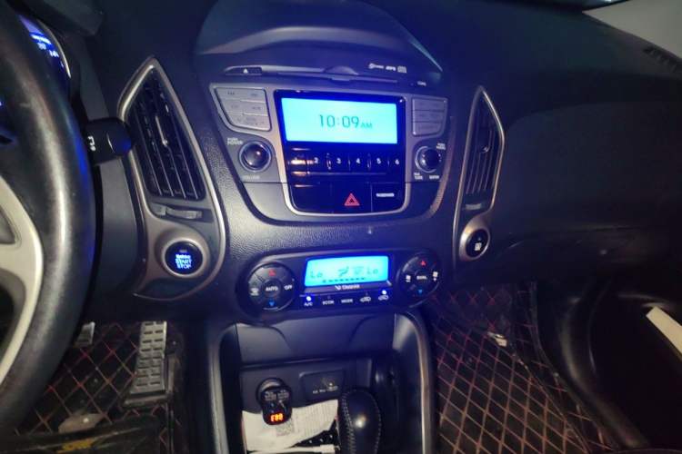 Used Hyundai ix35 2012 2.4L Automatic Two-Wheel Drive Prestige Edition GLS Audio And AC Panel