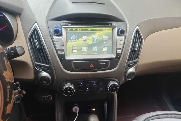 Used Hyundai ix35 2012 2.0L Automatic Two-Wheel Drive New Edition GL Audio And AC Panel