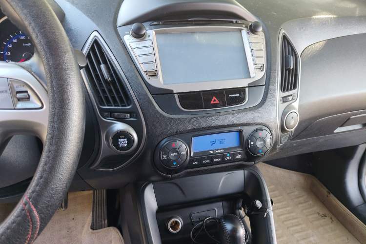 Used Hyundai ix35 2012 2.0L Automatic Two-Wheel Drive Elite Edition GLS Audio And AC Panel