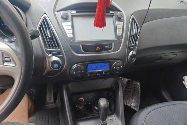Used Hyundai ix35 2012 2.0L Automatic Two-Wheel Drive Elite Edition GLS Audio And AC Panel