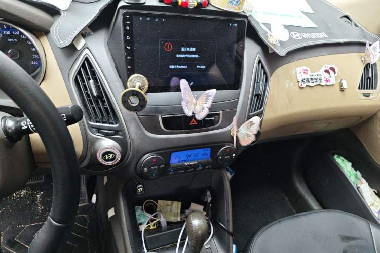 Used Hyundai ix35 2012 2.0L Automatic Two-Wheel Drive Elite Edition GLS Audio And AC Panel