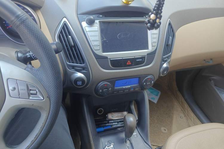 Used Hyundai ix35 2012 2.0L Automatic Two-Wheel Drive Elite Edition GLS Audio And AC Panel