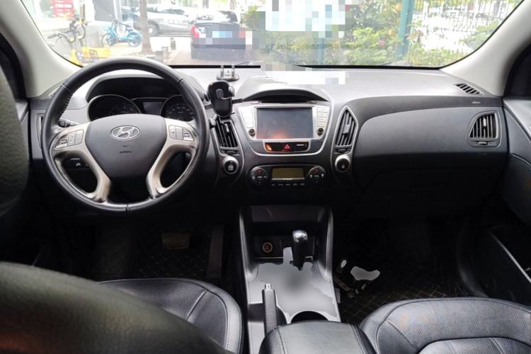 Used Hyundai ix35 2012 2.0L Automatic Two-Wheel Drive Elite Edition GLS Center Console