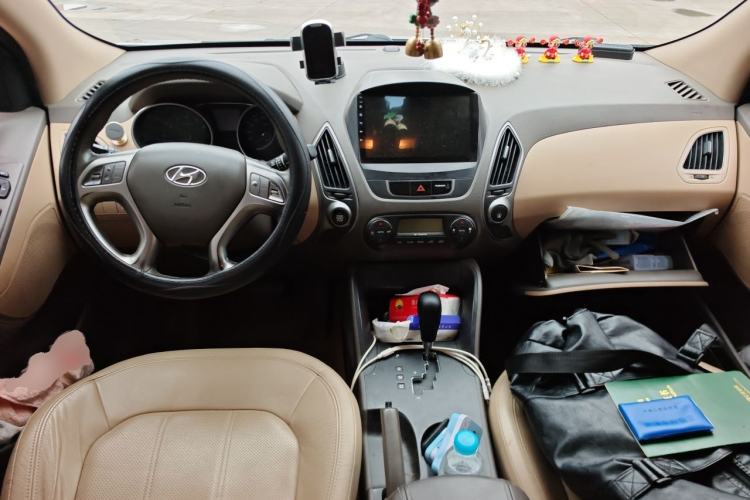 Used Hyundai ix35 2012 2.0L Automatic Two-Wheel Drive Elite Edition GLS Center Console