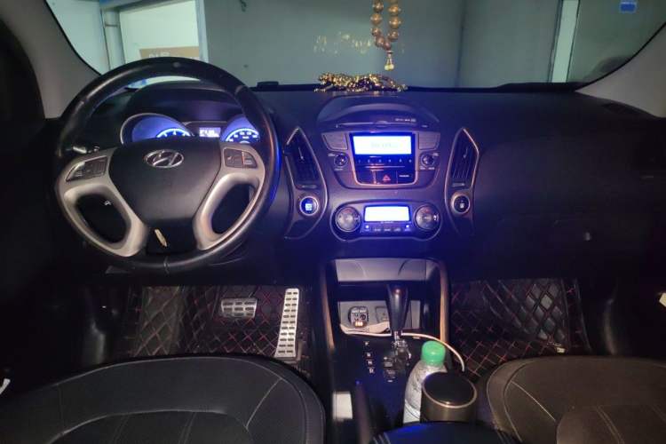 Used Hyundai ix35 2012 2.4L Automatic Two-Wheel Drive Prestige Edition GLS Center Console