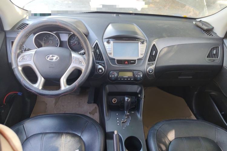 Used Hyundai ix35 2012 2.0L Automatic Two-Wheel Drive Elite Edition GLS Center Console