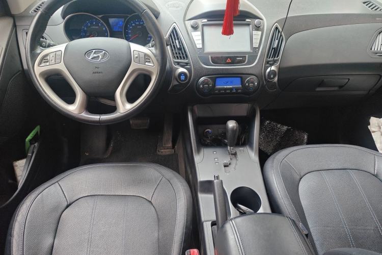 Used Hyundai ix35 2012 2.0L Automatic Two-Wheel Drive Elite Edition GLS Center Console
