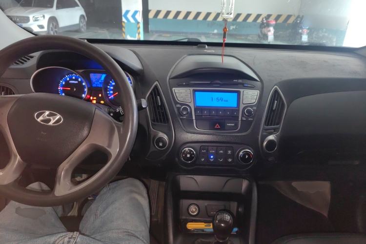 Used Hyundai ix35 2012 2.0L Manual Two-Wheel Drive New Edition GL Center Console