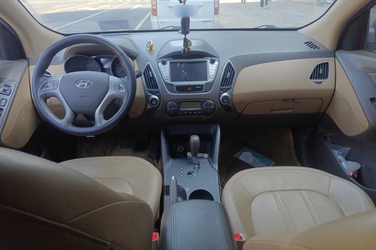 Used Hyundai ix35 2012 2.0L Automatic Two-Wheel Drive Elite Edition GLS Center Console