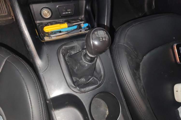 Used Hyundai ix35 2012 2.0L Manual Two-Wheel Drive New Edition GL Gear Lever
