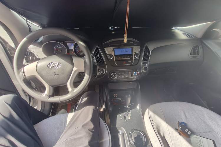Used Hyundai ix35 2012 2.0L Automatic Two-Wheel Drive New Edition GL Interior 2