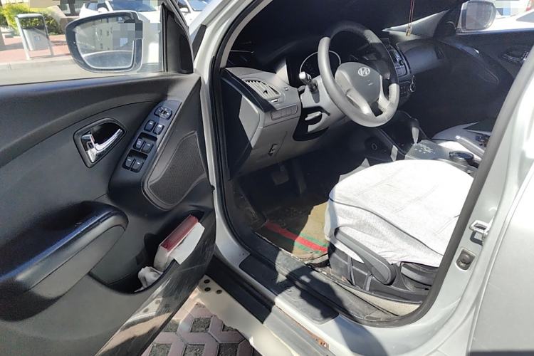 Used Hyundai ix35 2012 2.0L Automatic Two-Wheel Drive New Edition GL Interior 3
