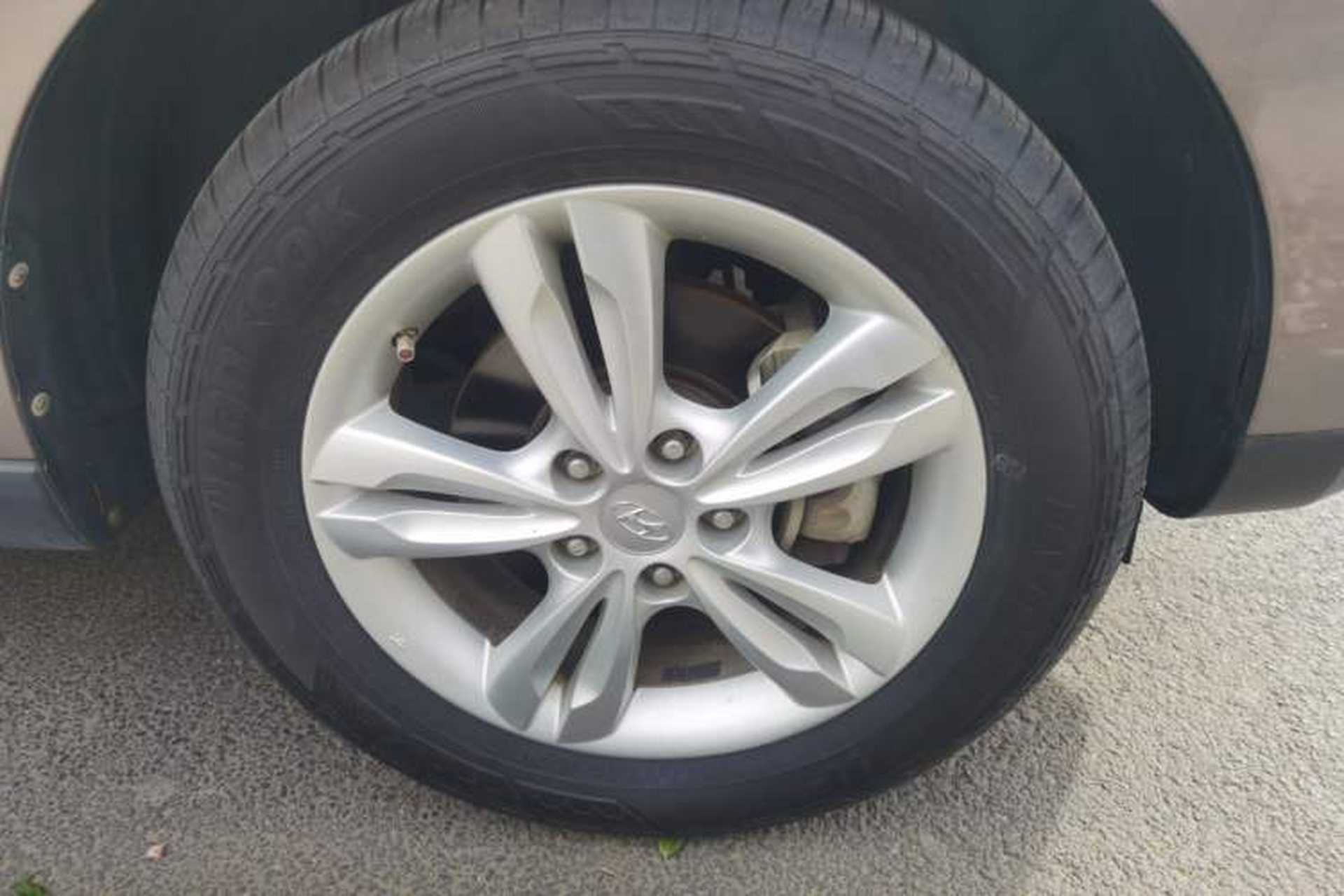 Used Hyundai ix35 2012 2.0L Automatic 4x4 Prestige Edition GLS Right Front Wheel Hub