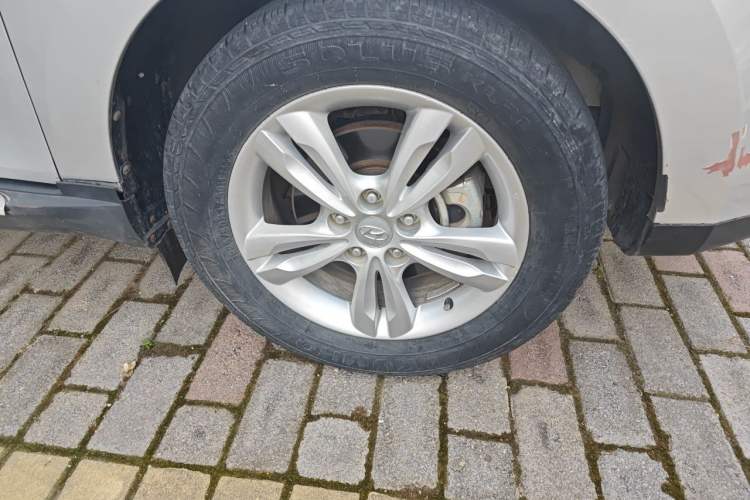 Used Hyundai ix35 2012 2.0L Automatic 4x4 Prestige Edition GLS Right Front Wheel Hub