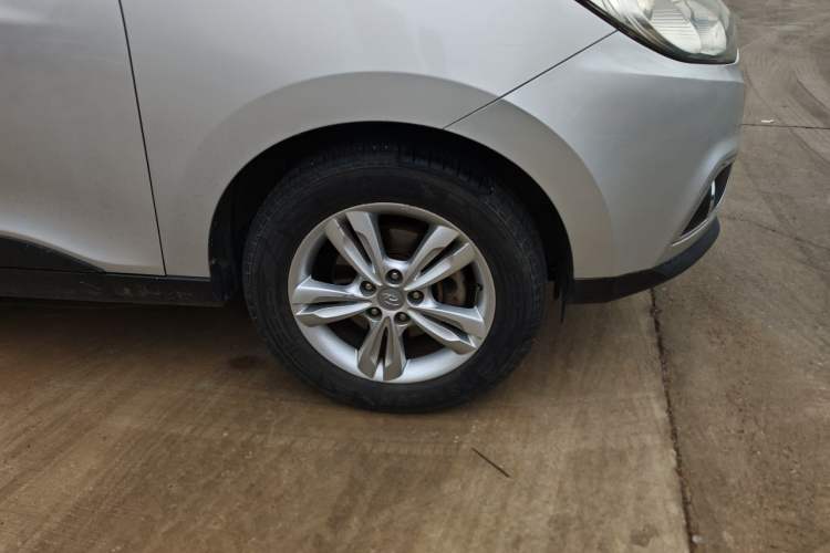Used Hyundai ix35 2012 2.0L Automatic Two-Wheel Drive Elite Edition GLS Right Front Wheel Hub