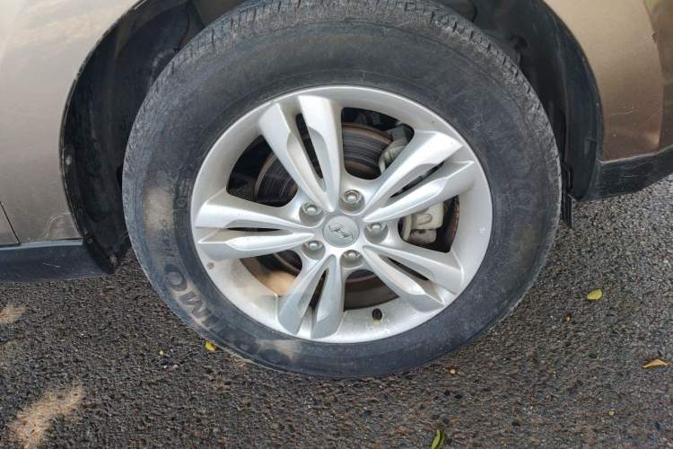 Used Hyundai ix35 2012 2.0L Automatic Two-Wheel Drive Elite Edition GLS Right Front Wheel Hub